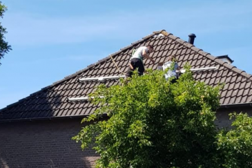 Zonnepanelen worden op dak geïnstalleerd